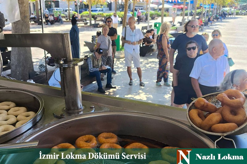Kazan dolusu halka lokma kızgın yağda altın rengini alıyor