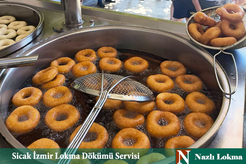 Kızgın yağda kızaran halka lokmalar, arka planda sırada bekleyen misafirler