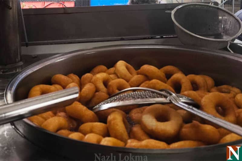 Kemal Usta mezarlıkta cenaze lokması ikramı yapıyor