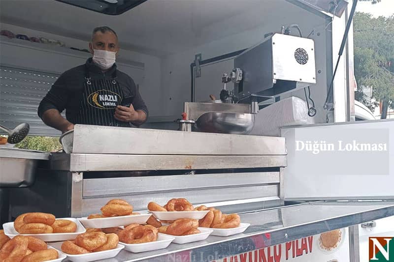 Kemal Usta İzmir düğününde saray lokması ikramı yapıyor