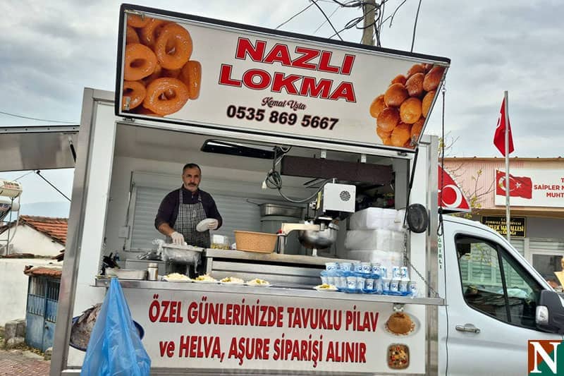 Nazlı Lokma ekibi organizasyonda hayır pilavı servisi yapıyor