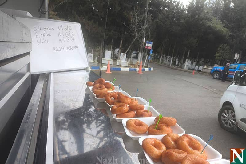 Kemal Usta cenaze mevlidinde İzmir hayır lokması dağıtıyor