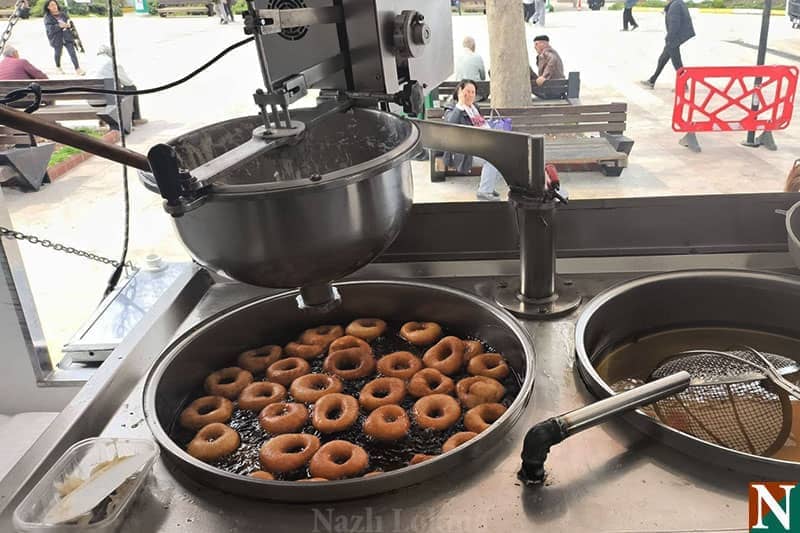 Şerbetlenmiş sıcak lokma misafirlere ikram ediliyor