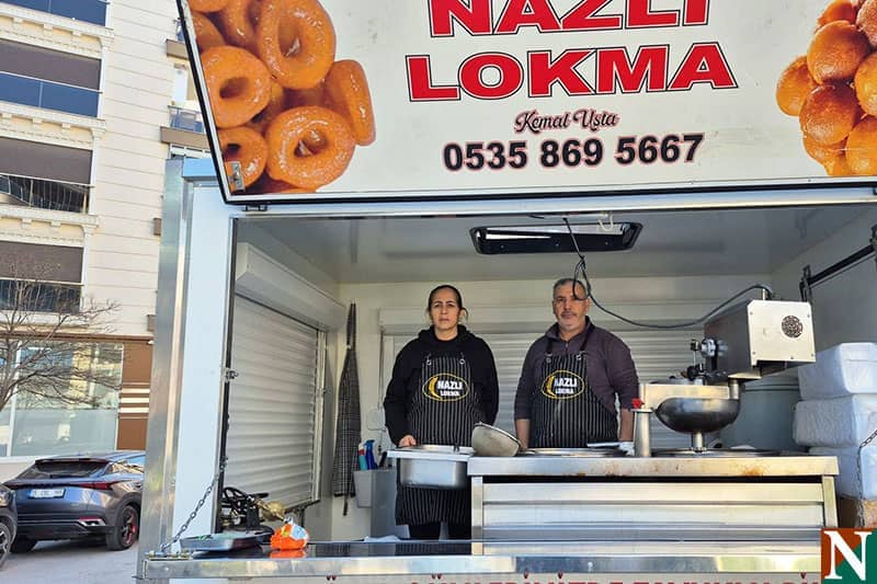 Kemal Usta kendine yeten mutfaklı gezici araçta lokma hamuru hazırlıyor