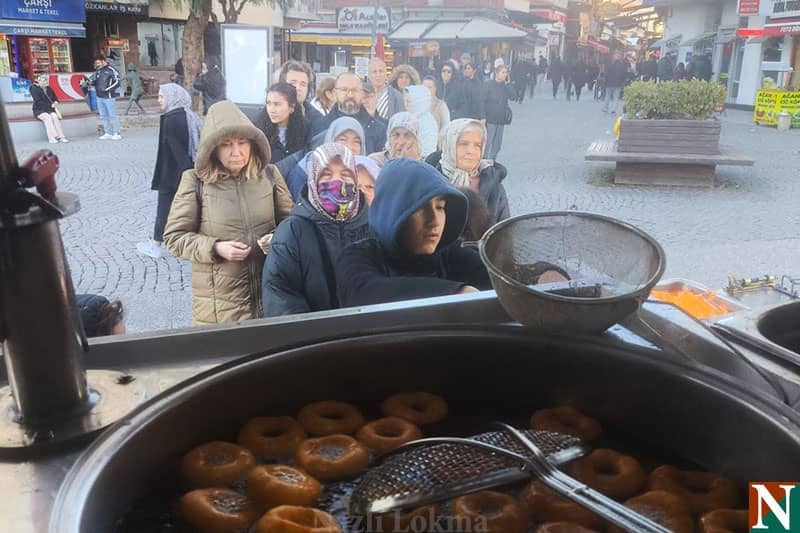 Nazlı Lokma ekibi kalabalık organizasyonda lokma dökümü yapıyor